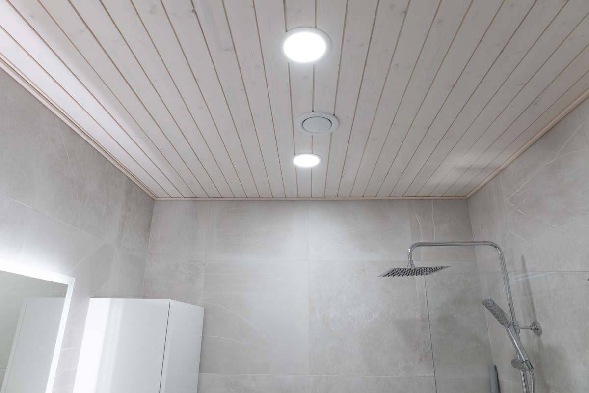 Plafondi 160 luminaires étanches pour l'éclairage général de la salle de bains. LedStore.fi